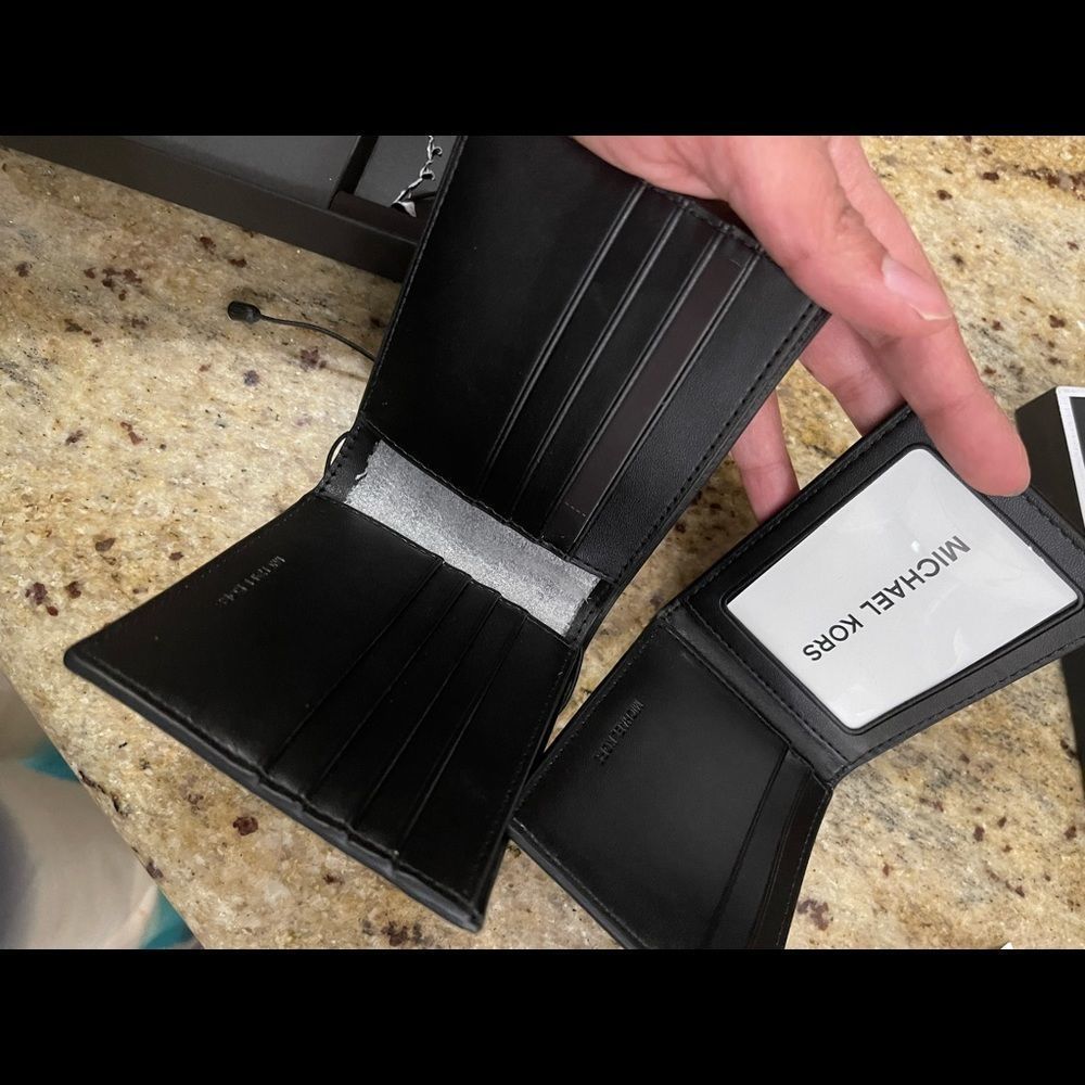 New 🧔🏽‍♂️ Mk mens gift set  double wallets - Picture 6 of 9